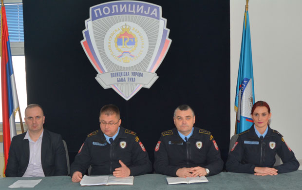 Малолетник претећи noжем отео 23.500 КМ!